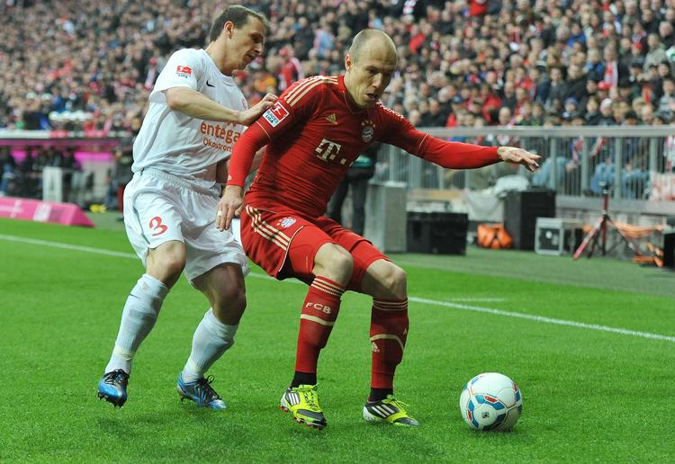 Ude. Pospech (t.v.) - her i nærkamp med Bayerns Arjen Robben - har spillet 31 landskampe for Tjekkiet. 