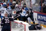 Overfald. Anssi Salmela (nr. 28 i hvid trøje) måtte værge for sig, da han brutalt havde hamret amerikanske Alex Goligoski (liggende) ind i banden ved VM i ishockey. 