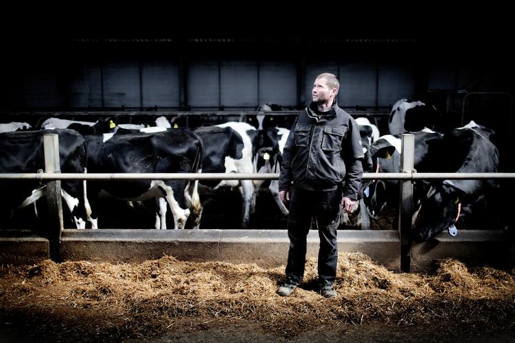 STRAFFET. Landmand Lars Jeppesen fik en bøde for at have pløjet for tæt på et fortidsminde. »Det kan ikke undgås, at man laver fejl«, mener han. 