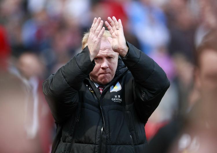 fyret. Ændringer lovede Alex McLeish efter søndagens nederlag. Klubben kom ham i forkøbet. 