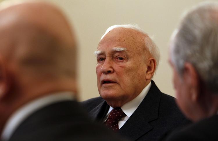 Forhandlinger. Få mennesker har så svær en opgave som den græske præsident, Carolos Papoulias 