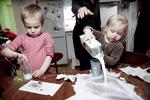 Hverdag. 15. maj opfordres folk over hele kloden til at dokumentere deres liv via fotos og indsende dem til projektet 'Picture Today Inspire Tomorrow'. Alle kan være med - også Kaja her, selv om hun har problemer med at styre mælken. Send gerne en kopi af dine bidrag til Politiken.dk. 