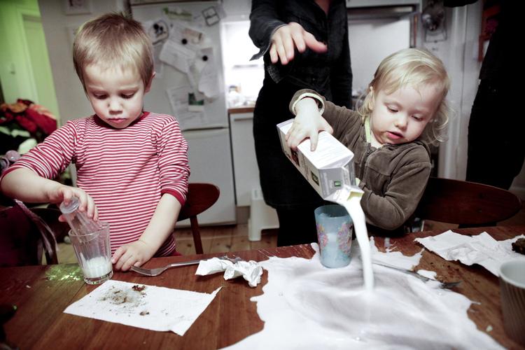 Hverdag. 15. maj opfordres folk over hele kloden til at dokumentere deres liv via fotos og indsende dem til projektet 'Picture Today Inspire Tomorrow'. Alle kan være med - også Kaja her, selv om hun har problemer med at styre mælken. Send gerne en kopi af dine bidrag til Politiken.dk. 