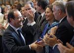 præsident. I dag bliver Francois Hollande officielt sat ind som præsident i Frankrig. Her hilser han på blandt andet den tidligere socialistiske præsidentkandidat Segolene Royal, der tabte til Nikolas Sarkozy ved sidste valg - og som i øvrige er Hollandes ekskone. De har fire børn sammen. 