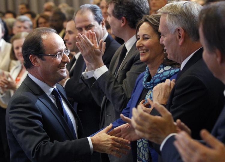 præsident. I dag bliver Francois Hollande officielt sat ind som præsident i Frankrig. Her hilser han på blandt andet den tidligere socialistiske præsidentkandidat Segolene Royal, der tabte til Nikolas Sarkozy ved sidste valg - og som i øvrige er Hollandes ekskone. De har fire børn sammen. 