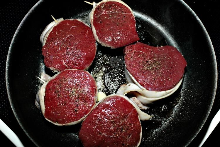 Kødædere. Danskernes høje forbrug af kød er blandt forklringerne på, at vores ressourceforbrug er så forholdsvis højt. 