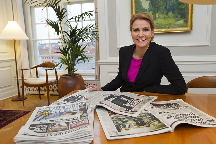 Mediekritisk. Der skal spares på den samlede mediestøtte, lyder meldingen fra regeringen med medieforbruger Thorning-Schmidt i spidsen. 