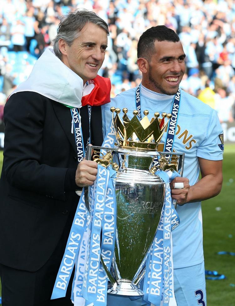 sammenhold. Tidligere stridigheder mellem Roberto Mancini og Carlos Tévez var bilagt, da de fejrede mesterskabet sammen. 