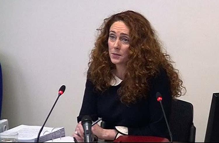 Skandaleramt. Rebekah Brooks forklarer sig her under en høring om etik. Snart skal hun også forklare sig i retten. 