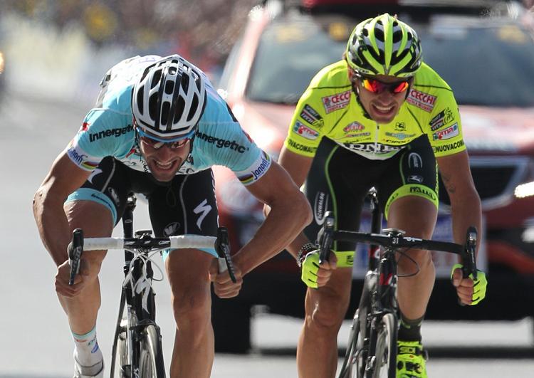 slået. I Flandern Rundt blev Filippo Pozzato (th.) besejret af Tom Boonen, efter italieneren var kommet tilbage efter en skade. 