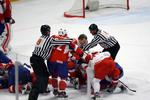 Boksning. Ishockey blev forvandlet til kampsport sidst i anden periode mellem Danmark og Norge ved VM. Især Jannik Hansen (uden hjelm) delte øretæver ud. 
