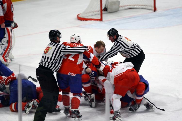 Boksning. Ishockey blev forvandlet til kampsport sidst i anden periode mellem Danmark og Norge ved VM. Især Jannik Hansen (uden hjelm) delte øretæver ud. 