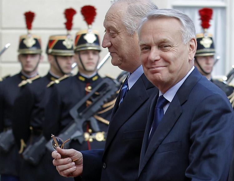 Regeringsskifte Jean-Marc Ayrault afløser Francois Fillon som ministerpræsident i Frankrig. 