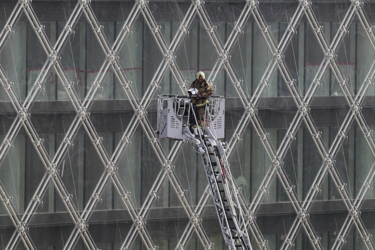 ILDLØS. Brandmand i lift på vej op til taget over Industriens Hus, der med sine glasfacader afviger kraftigt fra de klassiske bygninger omkring ejendommen på Rådhuspladsen. 