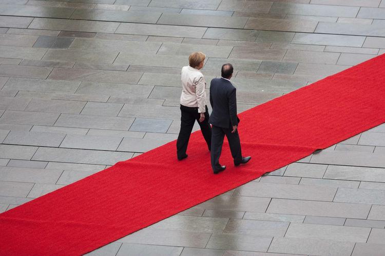 BESØG. Angela Merkel og Francois Hollande på den røde løber i Berlin under det besøg, der kan give et fingerpeg om den kurs, EU vil følge i forsøgene på at redde eurolandene ud af krisen. 