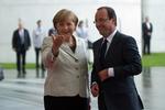 Statsbesøg. Angela Merkel har haft den nytiltrådte præsident Francois Hollande til middag. De to statsledere har blandt andet brugt tiden på at drøfte den økonomiske krise i Europa. 