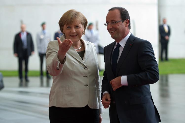 Statsbesøg. Angela Merkel har haft den nytiltrådte præsident Francois Hollande til middag. De to statsledere har blandt andet brugt tiden på at drøfte den økonomiske krise i Europa. 
