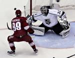 Muren. Som i det første opgør i søndags var LA-målmanden Jonathan Quick kvik mellem stængerne. Her redder han et forsøg fra Mikkel Bødker. 