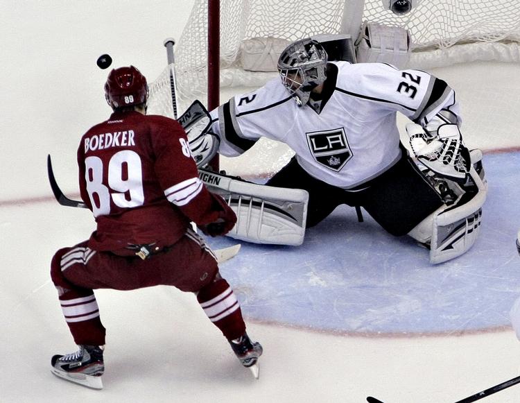 Muren. Som i det første opgør i søndags var LA-målmanden Jonathan Quick kvik mellem stængerne. Her redder han et forsøg fra Mikkel Bødker. 