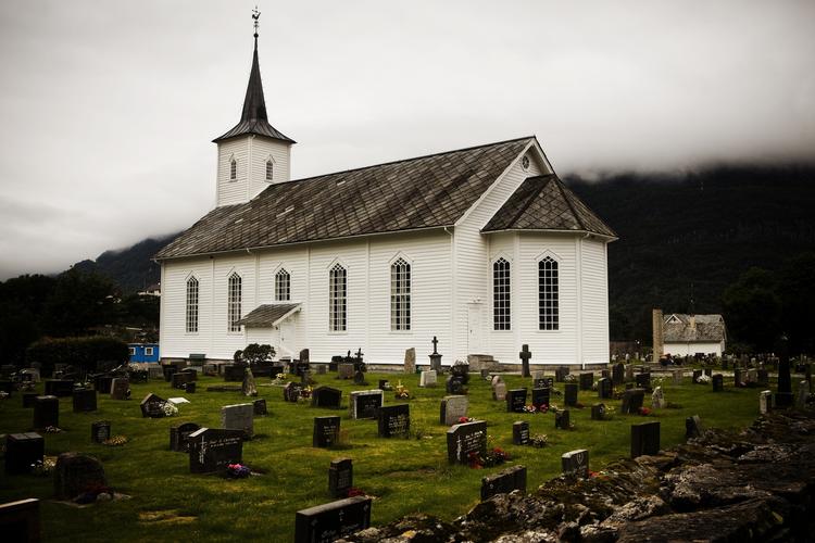 Religiøst. Den evangelisk-lutherske tro vil fortsat have en række privilegier i det norske samfund, men Stortinget vil den 21. maj officielt fjerne den som statsreligion. 