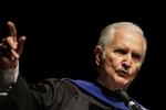 Dødsfald. En af Latinamerikas mest prominente forfattere, Carlos Fuentes, døde 15. maj. 