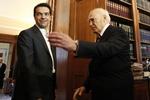 KAOS. Valgresultatet fra den 6. maj har betydet, at det har været umuligt at danne en regering. Derfor skal grækerne igen til stemmeurnerne, hvor de venstreradikales parti Syriza ventes at hive flest stemmer hjem. Her ses partiets leder Alexis Tsipras med den græske præsident Karolos Papoulias. 