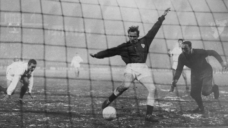 MÅL-MADSEN. Da Danmark kvalificerede sig til semifinalen i Nations Cup i 1964 scorede Ole Madsen alle seks mål i tre kvartfinalekampe mod Luxembourg, her til 2-1 i Idrætsparken. 