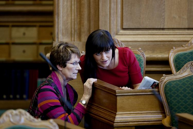kritik. Sundhedsordfører Sophie Løhde fra Venstre (th.) mener, at speciallægernes udmelding om at drosle ned på arbejdet er uholdbar. 