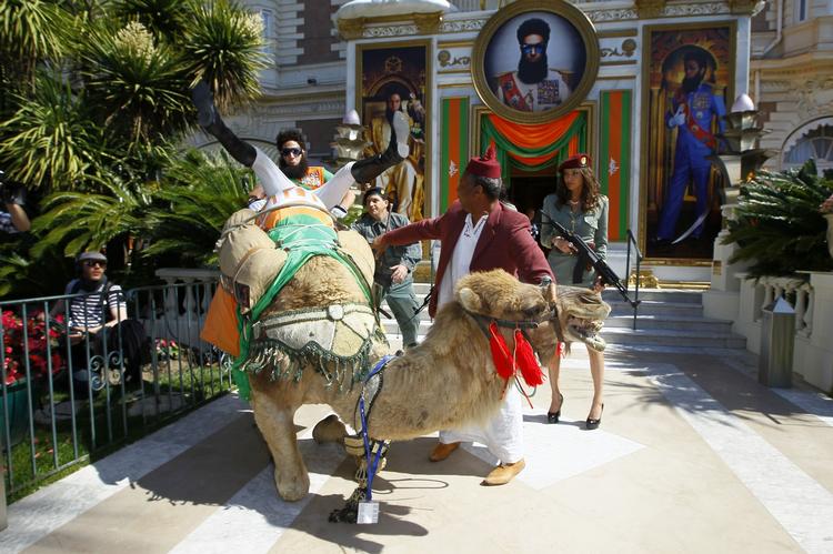 Sacha Baron Cohen spiller admiral General Aladeen i filmen. Og mens han under pr-stunt i London i går indtog byen i et militærkøretøj, var befordringsmidlet mere usikkert i Cannes. 