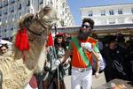 Trods Baron Cohens komplette rideudstyr var den 40-årige komiker og kamelen et stykke tid om at finde hinanden og samarbejde. 