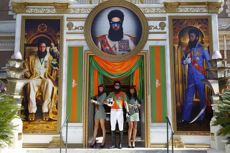 Diktatoren. »Godmorgen og død over vesten«, sagde den kontroversielle britiske skuespiller, komiker og forfatter, Sacha Baron Cohen, da hantidligere på ugen var i London for at promovere sin nye film 'Diktatoren'. Nu er optoget rejst til Cannes. I filmen forsøger diktatoren bl.a. at redde sit land fra nogensinde at få indført demokrati - om så opgaven indebærer at have sex med Megan Fox. 