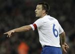Degraderet. John Terry kommer til EM som mening mand, men hans indflydelse i omklædningsrummet, banen og i træningslokalerne er fortsat enorm. 