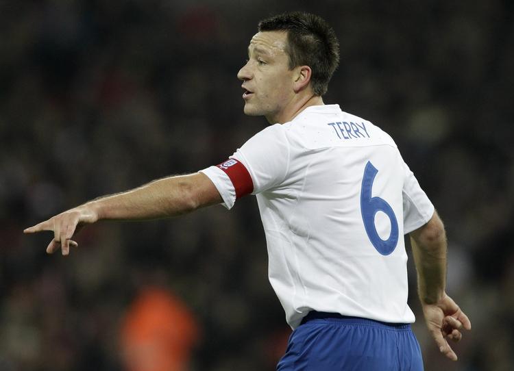 Degraderet. John Terry kommer til EM som mening mand, men hans indflydelse i omklædningsrummet, banen og i træningslokalerne er fortsat enorm. 