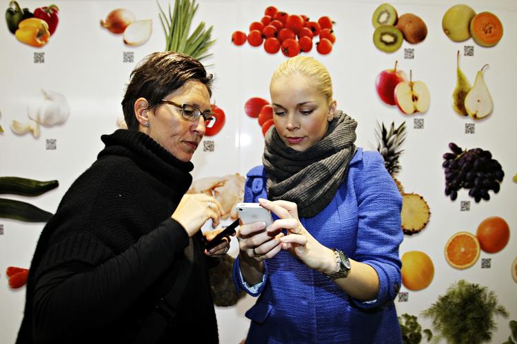 Mobilsupermarked. SuperBest giver kunderne mulighed for at købe dagligvarer over deres smartphones på Frederiksberg metrostation. De pendlere politiken.dk talte med afviste at købe dagligvarer over nettet. 
