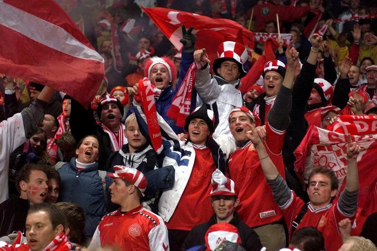 Fodbold-fest. Det kan blive en dyr fornøjelse at rejse til Ukraine for at støtte det danske fodboldlandshold til EM. 