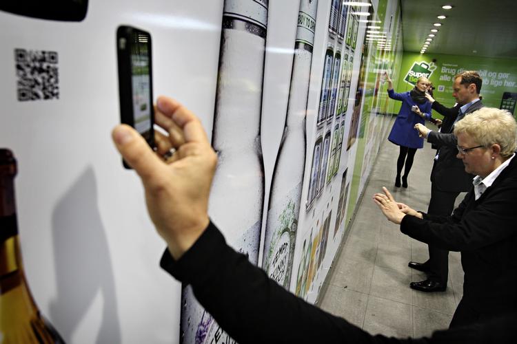Mobilsupermarked. SuperBest lancerer nu landsdækkende salg af dagligvarer via smartphones. Her skannes stregkoder på reklameplakater på Frederiksberg metrostation. 