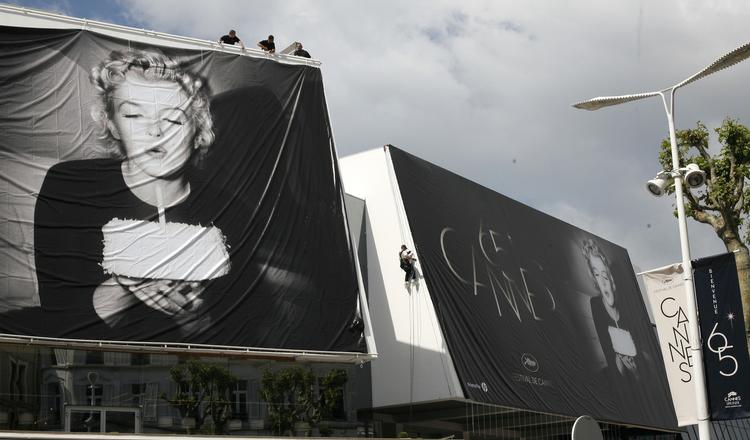 Kønsfordeling. Mændene laver film, mens kvinderne pryder plakaten. Sådan er arbejdsfordelingen  tilsyneladende i Cannes i år. 
