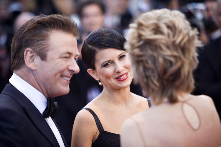 Skuespillerne Alec Baldwin og Hilaria Thomas på den røde løber, kort før Baldwin tog Thomas i sine arme og bar hende op ad trinene til festivalpalæet. 