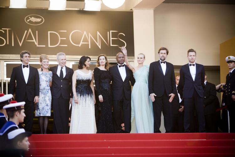 Her er holdet, der skal uddele årets Guldpalme. Juryen (fra venstre) består af instruktørerne Alexander Payne, Andrea Arnold, designeren Jean-Paul Gaultier, skuespillerne Hiam Abbass og Emmanuelle Devos, instruktøren Raoul Peck, skuespiller Diane Kruger, jurypræsident og instruktør Nanni Moretti (præsident) samt skuespilleren Ewan McGregor. 