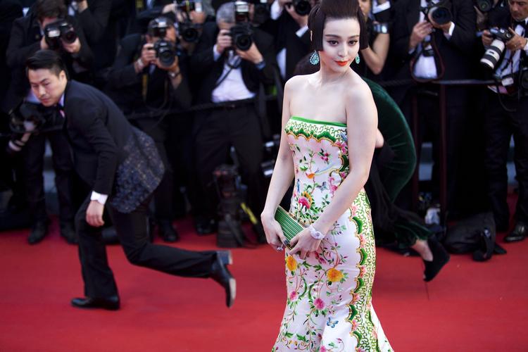 Den kinesiske skuespiller Fan Bing Bing i en kjole, der uden for billedet fortsætter et pænt stykke hen ad løberen. 