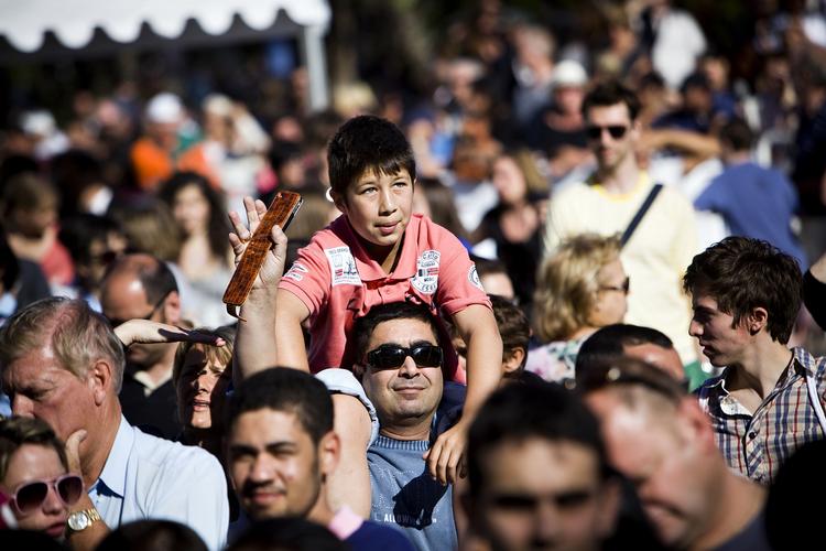 Gaderne omkring festivalpalæet og især strandpromenaden La Croisette var pakket med folk i forbindelse med åbningsceremonien. 