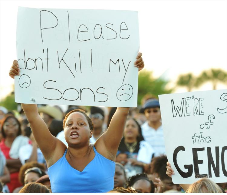 PROTEST. Demonstranter tager afstand fra drabet på Trayvon Martin under en march i Florida i marts. 