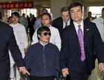 unåde. Chen Guangcheng er kommet i unåde i Kina, fordi han offentligt har kritiseret landets et barns-politik. Det lykkedes på et tidspunkt den blinde aktivist at flygte fra de kinesiske myndigheder. 