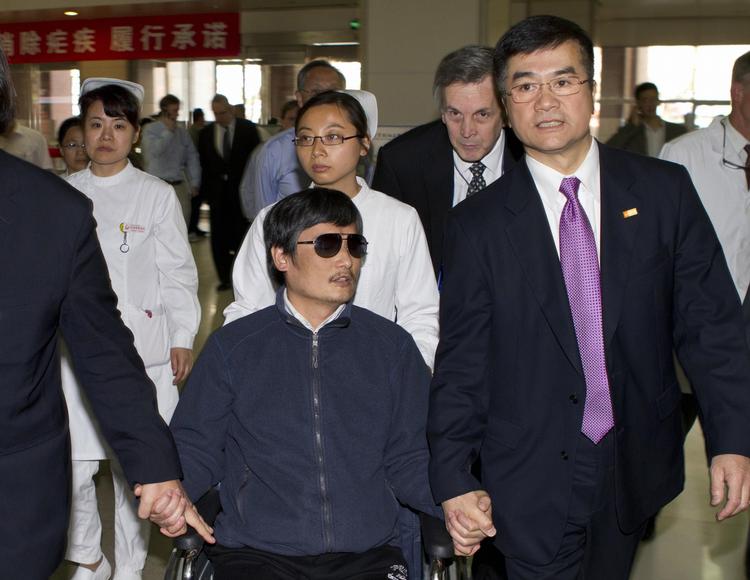 unåde. Chen Guangcheng er kommet i unåde i Kina, fordi han offentligt har kritiseret landets et barns-politik. Det lykkedes på et tidspunkt den blinde aktivist at flygte fra de kinesiske myndigheder. 