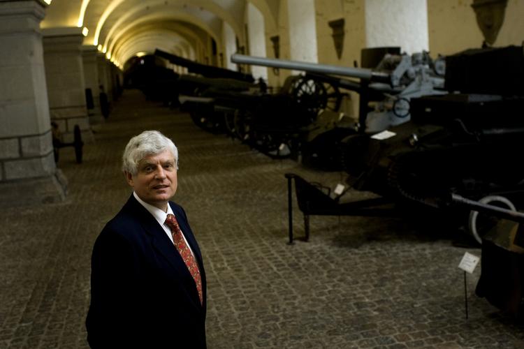 Skarpskydning. Medarbejdere på  Statens Forsvarshistoriske Museum  beskylder direktør Ole L. Frantzen for at forsøge at give en kritisk medarbejder mundkurv på. 