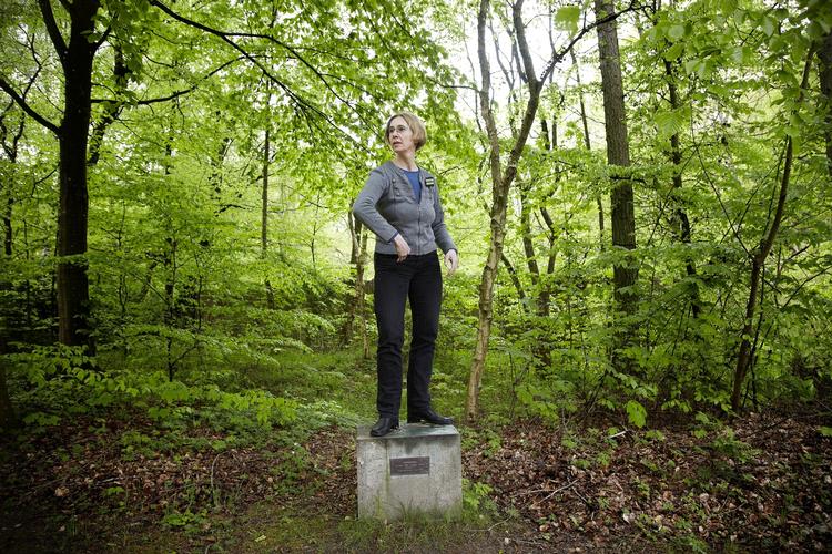 bestjålet. Direktør for Kunstcentret Silkeborg Bad, Iben From, står på soklen til den stjålne kobberskulptur 'Le Rêitre' og forsøger at vise hvordan den så ud. 