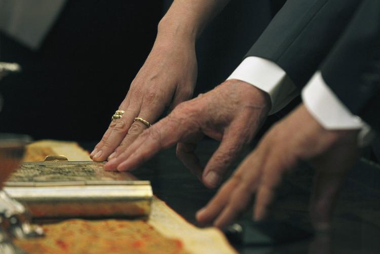 Teknokrater. Medlemmer af den midlertidige regering bliver taget i ed med hånden på biblen i præsidentpaladset i Athen. 