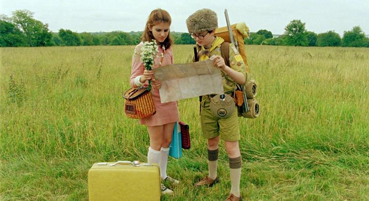 desertørerne. I Wes Andersons åbningsfilm 'Moonrise Kingdom' stikker læsehesten Suzy og brilleaben Sam, med Davy  Crockett-huen godt ned i panden, af  sammen fra spejderlejren på en lille amerikansk ø, mens en orkan nærmer sig. 