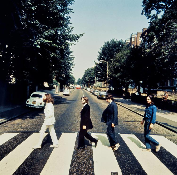 Spejlvendt. Iain Macmillan tog seks billeder af  'The Fab Four' på Abbey Road. 