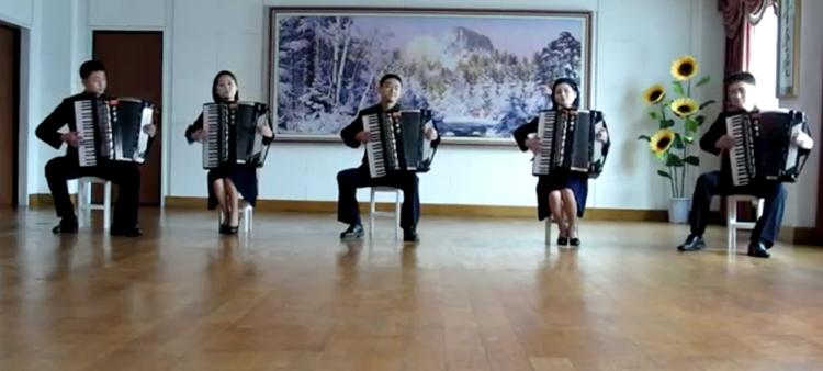 Pophit. Denne gruppe harmonikaspillere blev en viral sensation, da de spillede pophittet 'Take on Me' . Kunstneren Morten Traavik stod bag videoen på Youtube og også disse musikere optræder ved fejringen af Norges nationaldag i Nordkorea. 